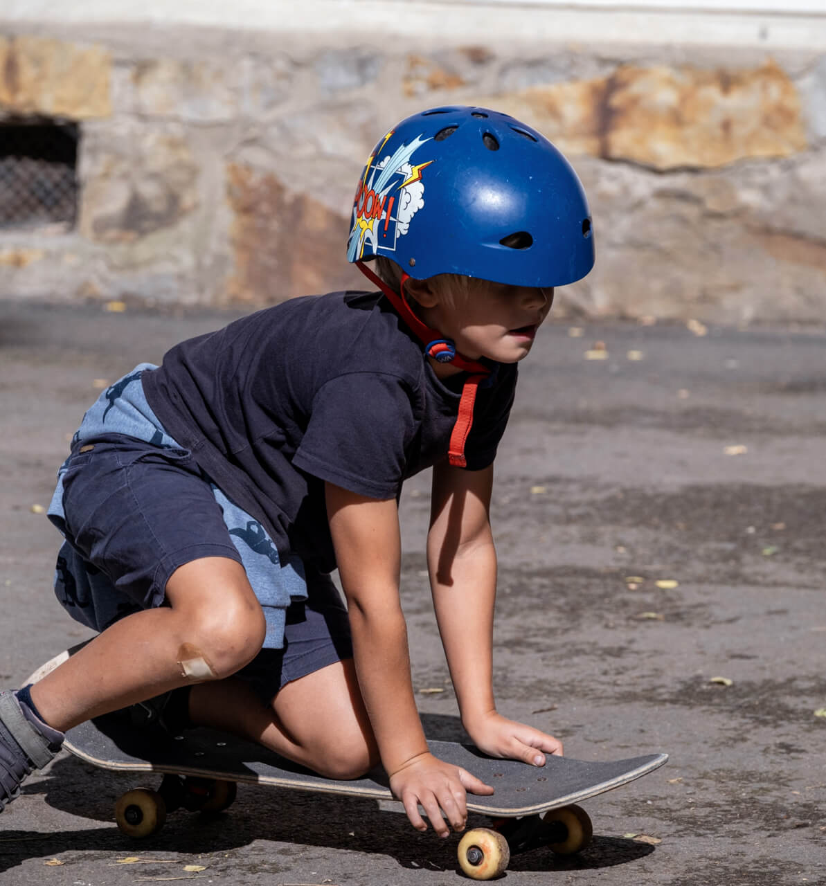 Bild på en pojke som åker skateboard