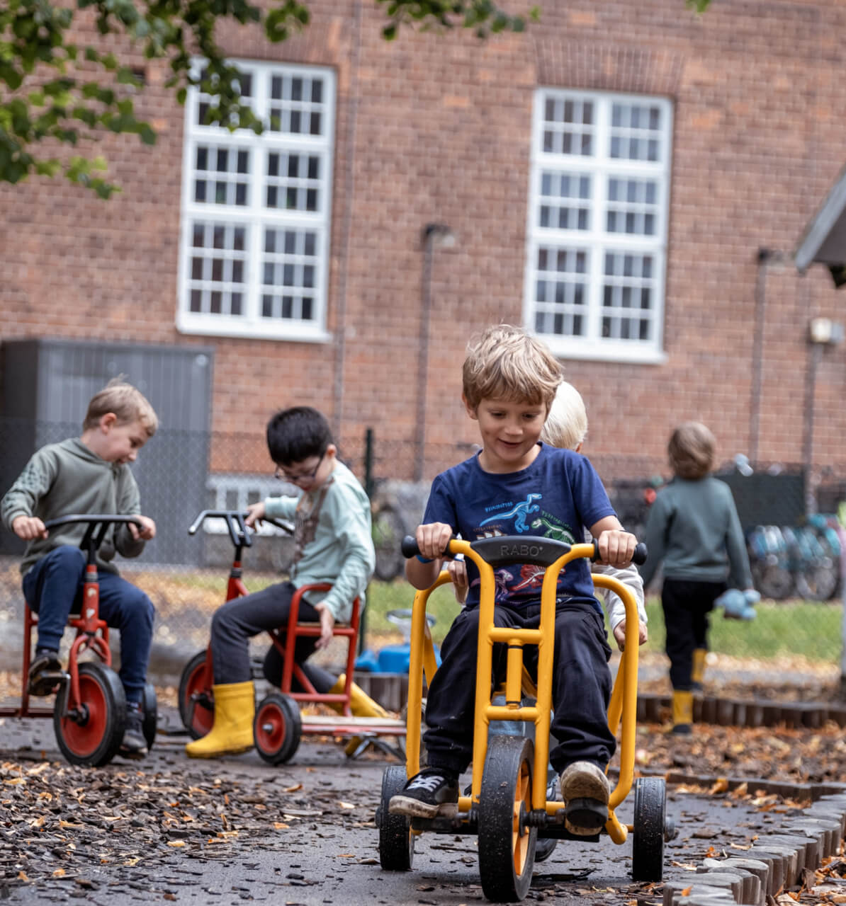 Bild på fyra pojkar som cyklar på skolgården